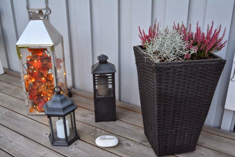 deco-ideias-outono-fora-rattan-plantador-velas-lanternas-lampião-flor-luzes de fadas