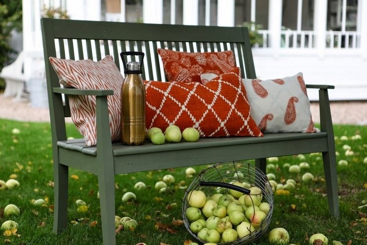 Ideias decorativas para o outono fora-almofada-laranja-maçã-banco