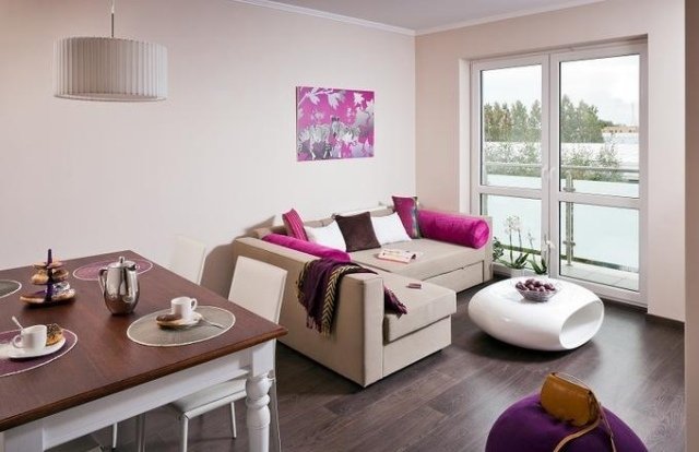 Sugestões de decoração para sala de estar-jantar-creme-bege-fúcsia-detalhes-mesas brancas