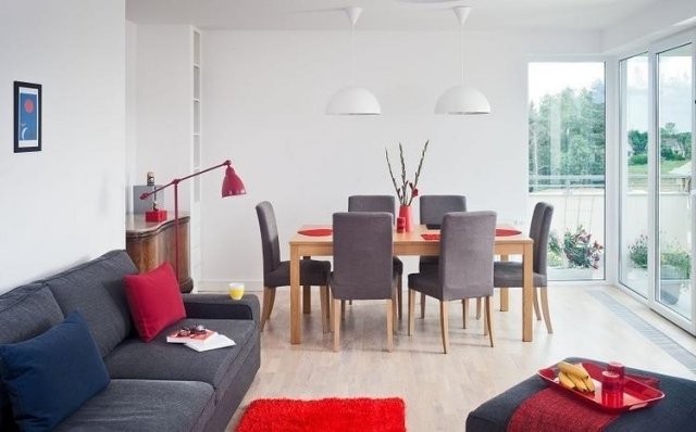 Sugestões de decoração para sala de estar-sala de jantar-cinza-móveis-vermelho-acentos-ambas as áreas