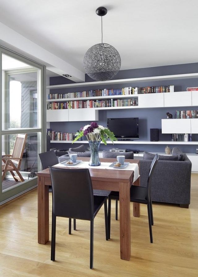 Proposta de decoração - sala de estar - área de jantar - sofá cinza - parede - cor - madeira maciça - mesa de jantar - cadeiras pretas