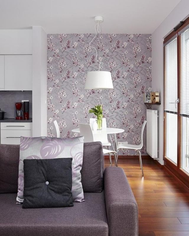 Sugestões de decoração para sala de estar-área de jantar-sofá estofado em roxo-papel de parede-padrão floral-branco-cozinha-móveis de sala de jantar