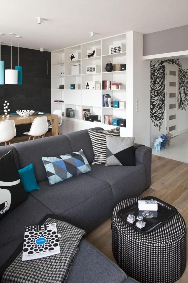 Sugestões de decoração para sala de estar-jantar-preto-acento-parede-sofá-cinza-azul-almofadas-luzes suspensas