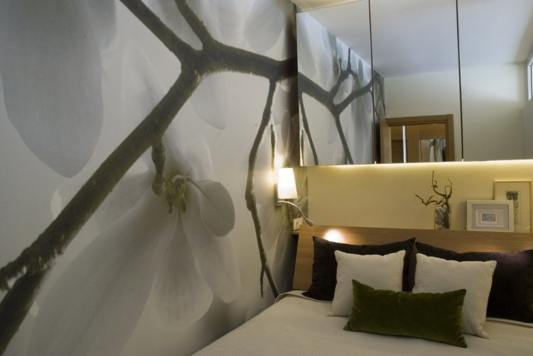 wall-design-bedroom-photo-wallpaper-white-blossom-branches-indir-lighting