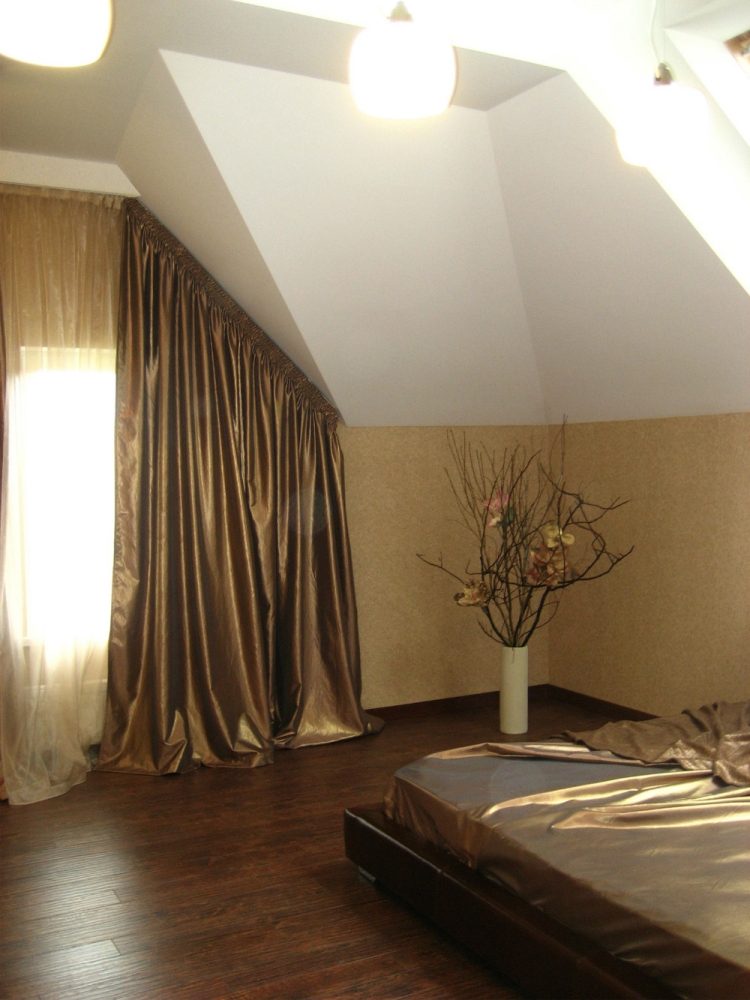 quarto-loft-parede-cor-ouro-branco-cortinas-roupa de cama-metálico-brilho