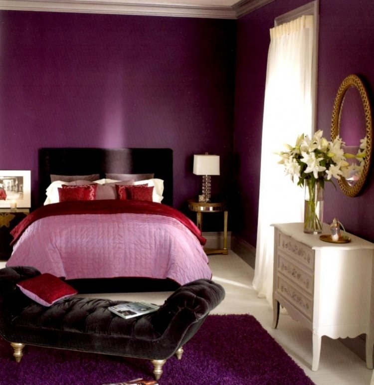 cor-idéias-quarto-parede-design-roxo-parede-cor-cômoda-espelho-estofado-cama-chique