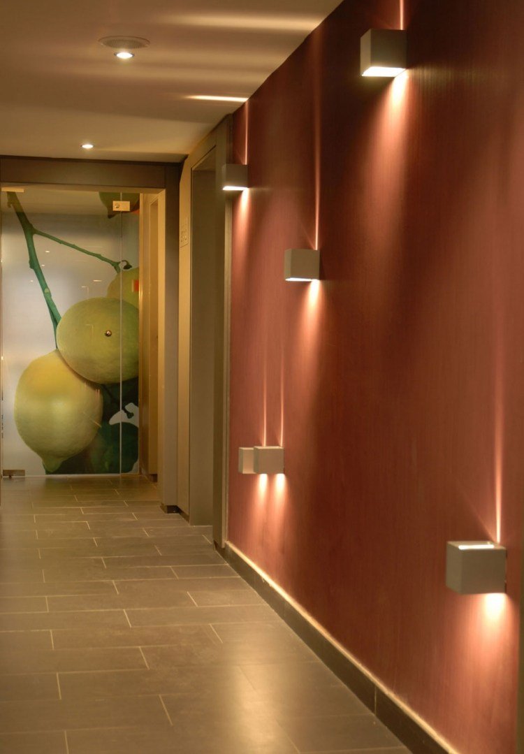 corredor-decoração-ideias-parede-luzes-tijolo-cor