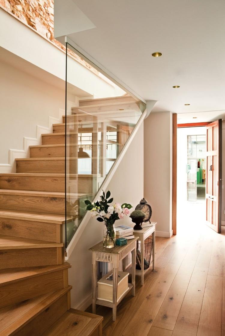 corredor-decoração-idéias-escadas de madeira-mesas de console-objetos de decoração vintage