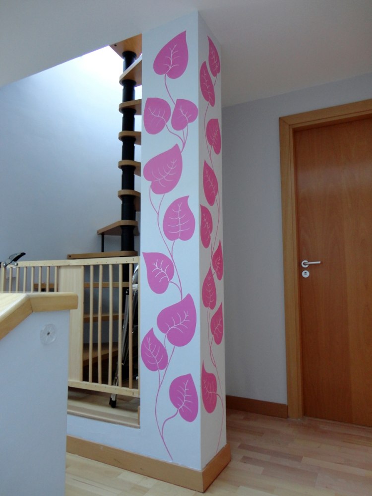 corredor-decoração-ideias-pilar-parede-adesivos-rosa-folhas