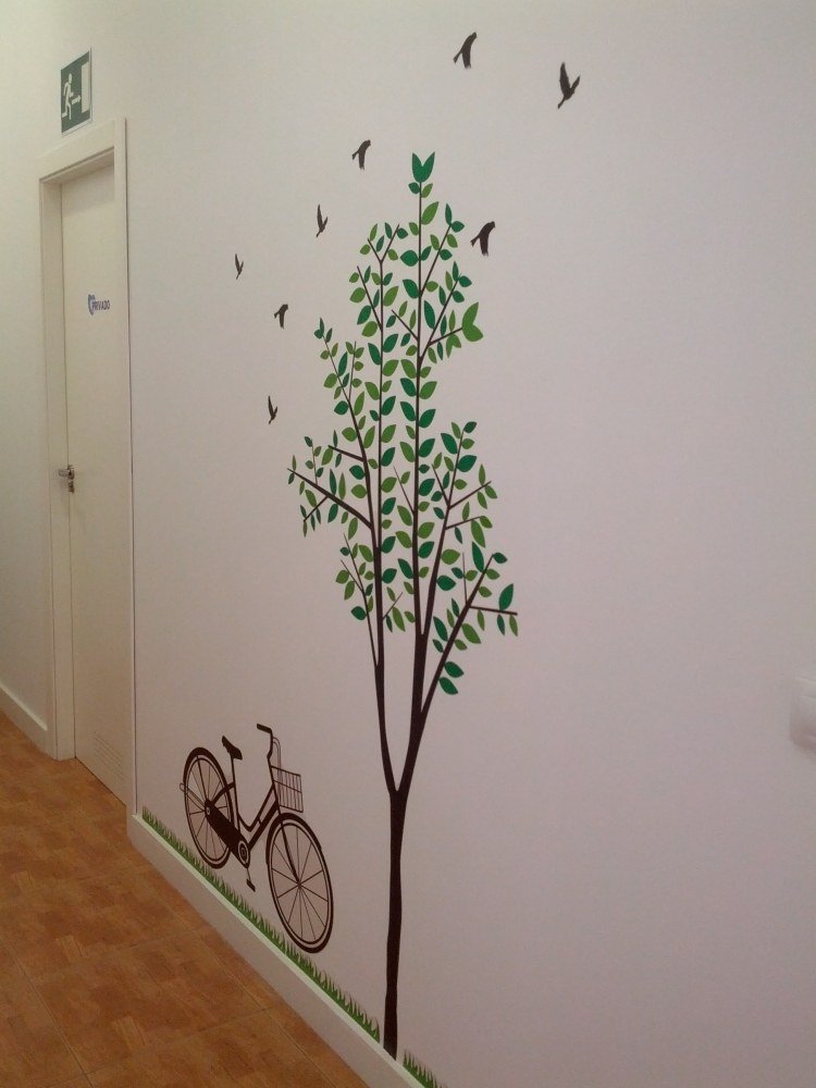 corredor-decoração-ideias-parede-decalques-árvore-pássaro-bicicleta