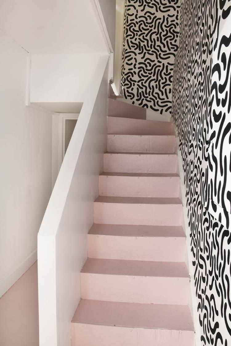 corredor-decoração-idéias-escada-rosa-degraus-preto-branco-decorações-parede