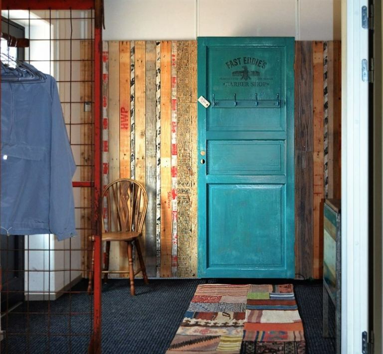 corredores deco ideias tábuas de madeira coloridas porta rústica guarda-roupa azul