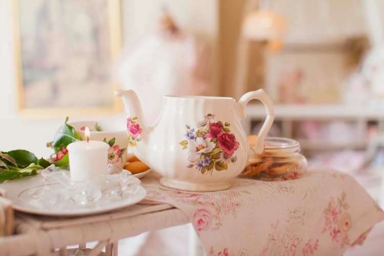 Idéias para velas com motivos de flores e bules de chá de decoração de primavera
