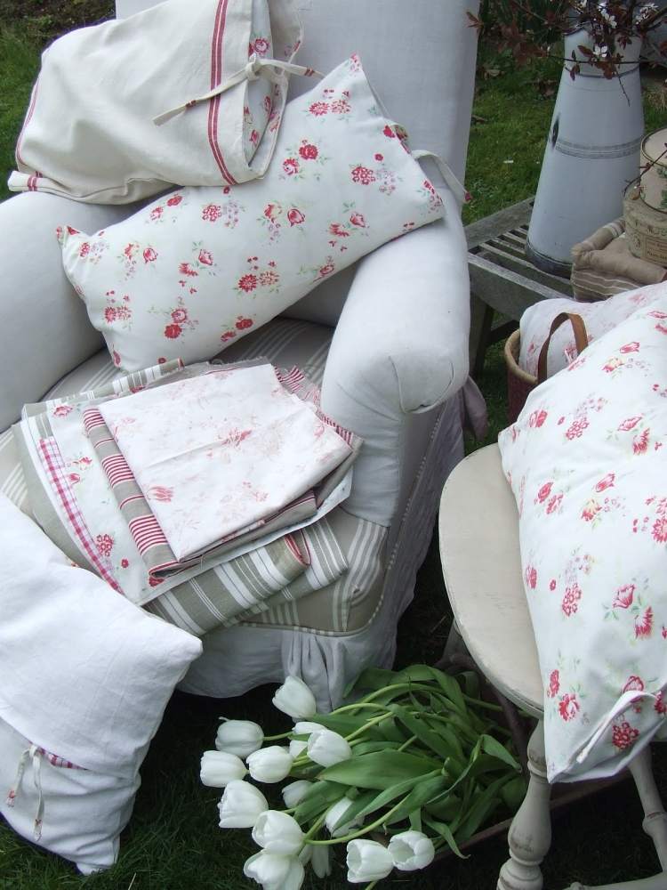 Idéias para decorações de primavera surrados-tecidos-motivos florais-travesseiros-toalhas de mesa