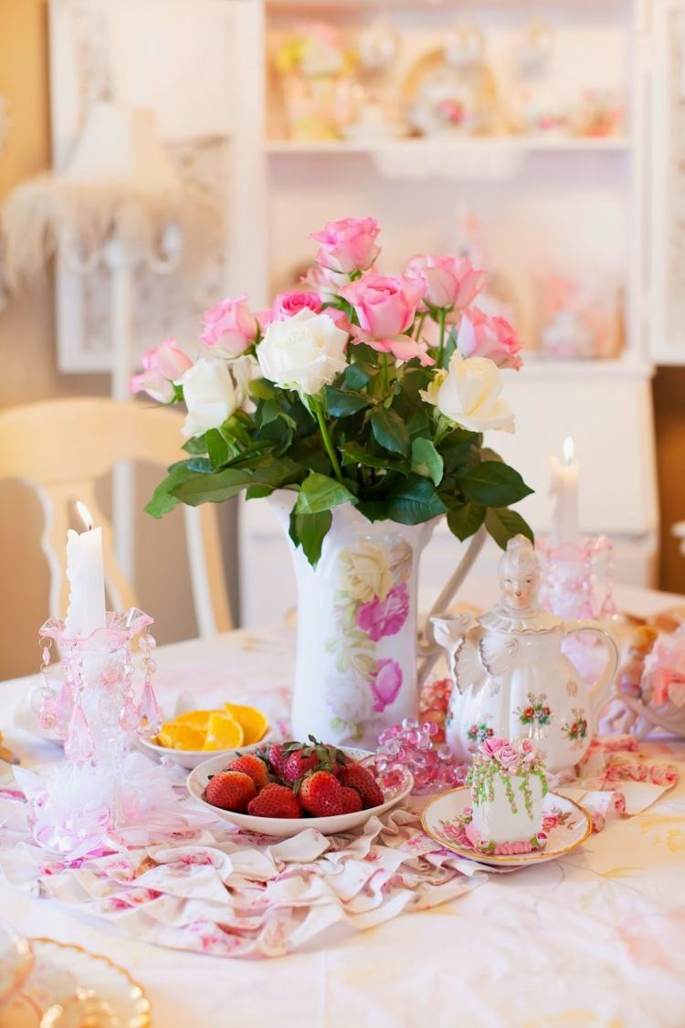 primavera-decoração-idéias-gasto-mesa-decoração-porcelana-pratos-morangos-buquê de rosas