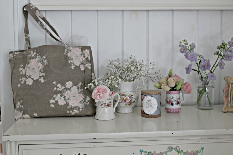 spring-decoration-ideas-shabby-console-table-vases-gypsophila-pink-cravos