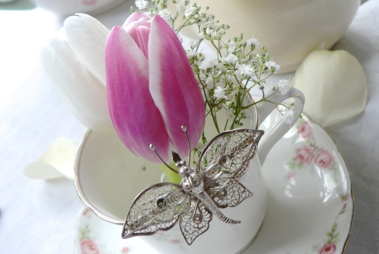 primavera-decoração-ideias-gasto-porcelana-xícara-tulipa-borboleta-broche
