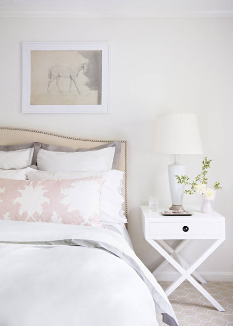 spring-decoration-ideas-shabby-bedroom-white-cream-pastel-pink-travesseiros