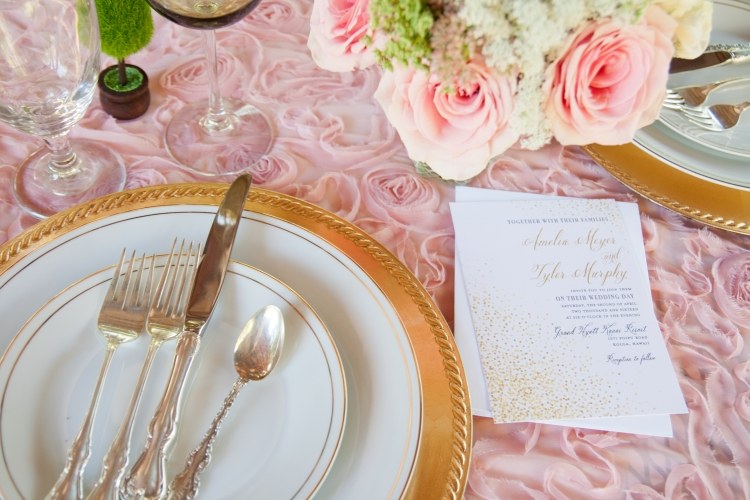 Ideias para decoração de primavera -shabby-table-decoration-rose-tablecloth