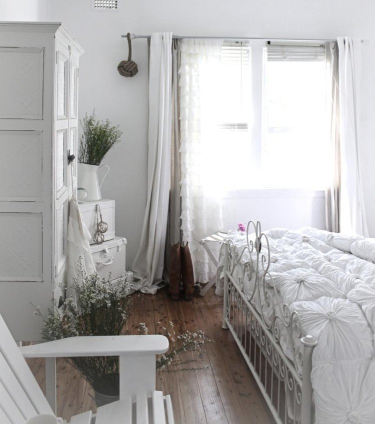 spring-decoration-ideas-shabby-style-white-bedroom-bed-bed-frame de metal