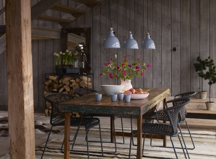 Idéias para uma mesa de jantar de madeira maciça de decoração de primavera surrada em tons pastéis