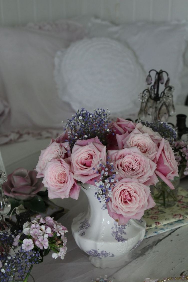 primavera-decoração-idéias-surrado-olhar-vaso-de-cerâmica-rosas-rosas