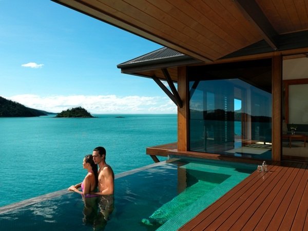 Casa de temporada piscina com proteção solar mar