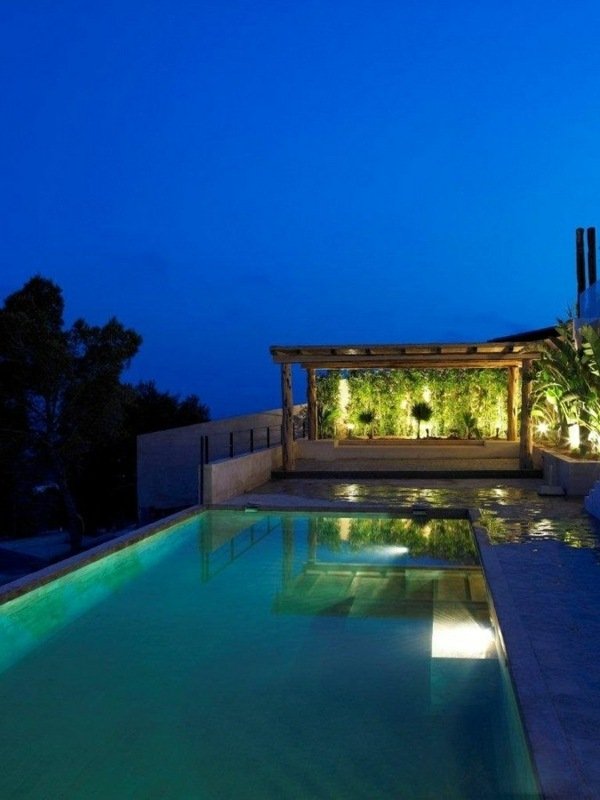 Iluminação do jardim da piscina com lâmpadas solares noturnas
