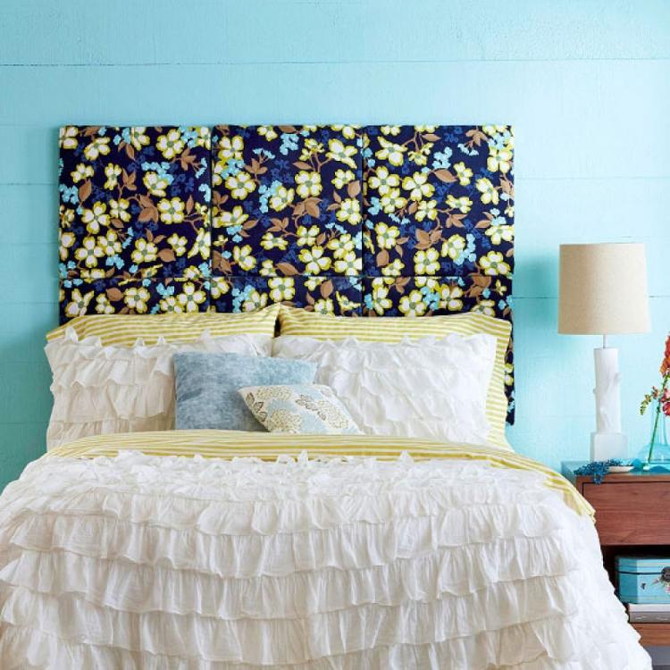 cama-cabeceira-diy-parede-pintura-turquesa-coberto-colorido-tecido-floral-roupa de cama-colcha