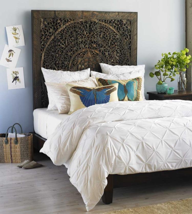 cama-cabeceira-diy-madeira-antiguidade-escultura-escura-travesseiros-borboletas