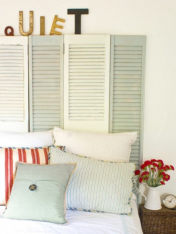 Cama de cabeceira com cortinas de madeira