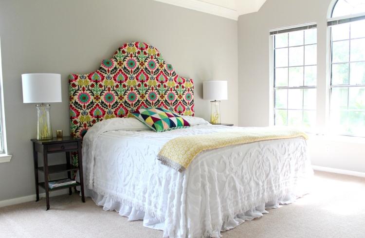 cama-cabeceira-diy-coberto-estofado-colorido-tecido-ornamentos-padrão-brilhante-quarto