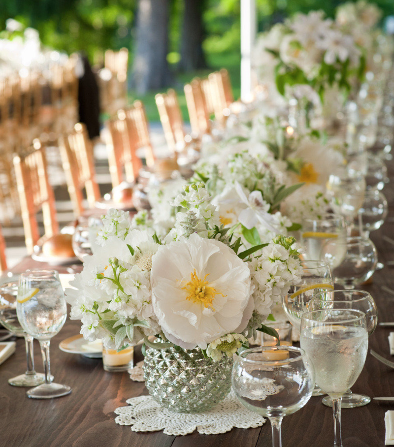 arranjos de flores flores brancas taças de vinho mesa longa deco