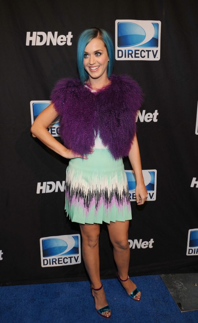 katy-perry-outfit-purple-fur-colete-vestido-plissado