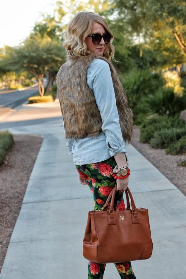 outfit-outfit-pele-colete-denim-camisa-calça-padrão floral