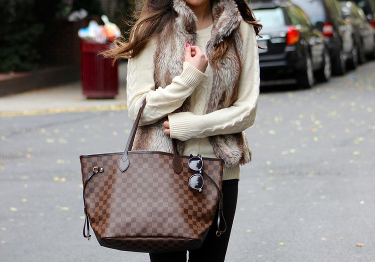 roupas com colete de pele de outono-sweater-ecru-brown-bag