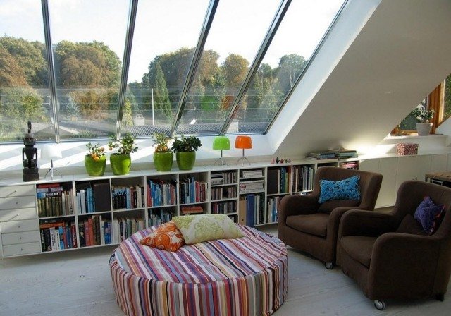 ideias vivas para tetos inclinados - espaço de armazenamento sob as janelas - estantes de livros