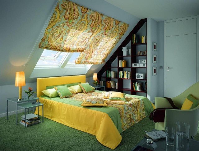 claraboia do quarto. claraboia-persianas-amarelo-verde-sistema de prateleiras