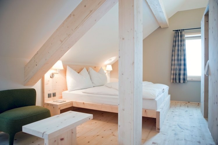 vivendo-ideias-claraboias-quarto-móveis-branco-minimalista-vigas de madeira-madeira natural