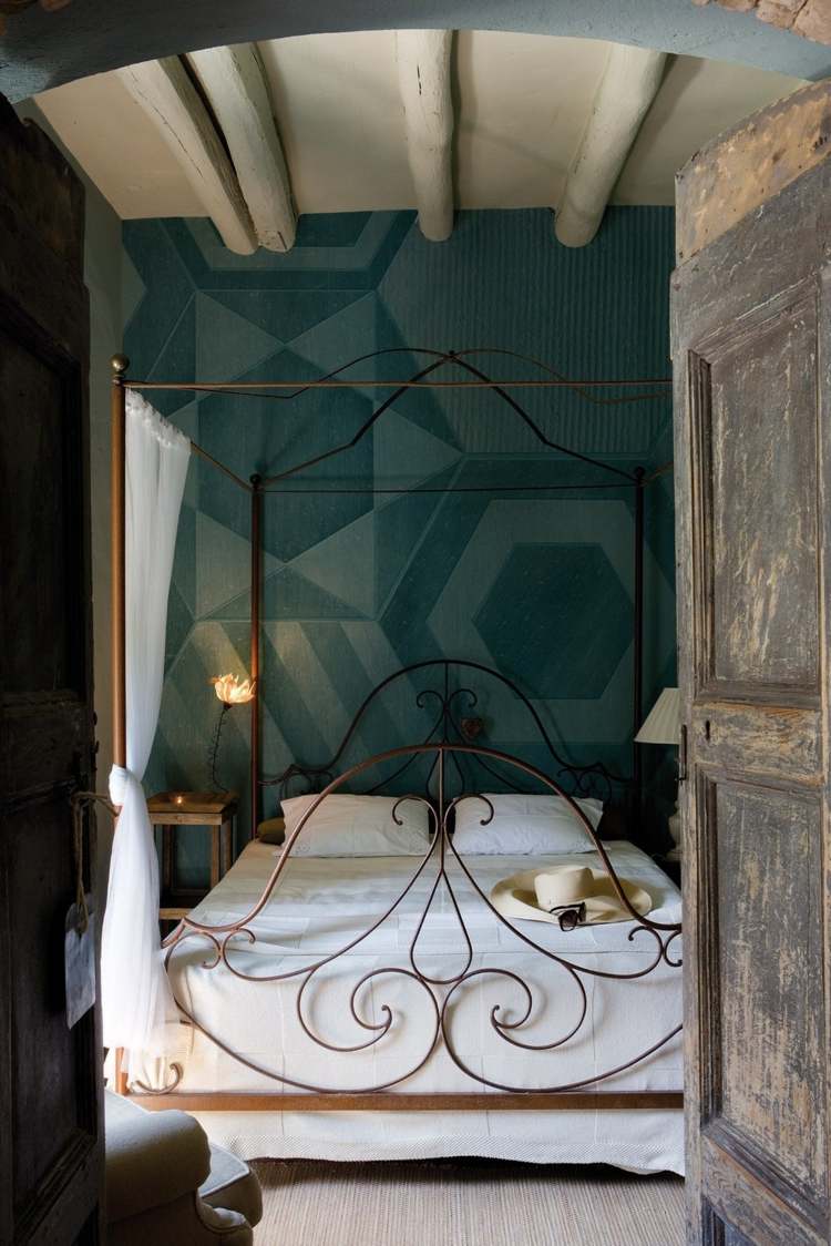 designer-papel de parede-quarto-geométrico-verde-escuro-dossel cama-branco-roupa de cama-HEXÁGONOS-Inkiostro-Bianco