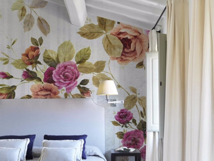 designer-wallpaper-bedroom-vintage-floral-pattern-roses-pink-orange-green-PETITE-PROVENCE-Inkiostro-Bianco