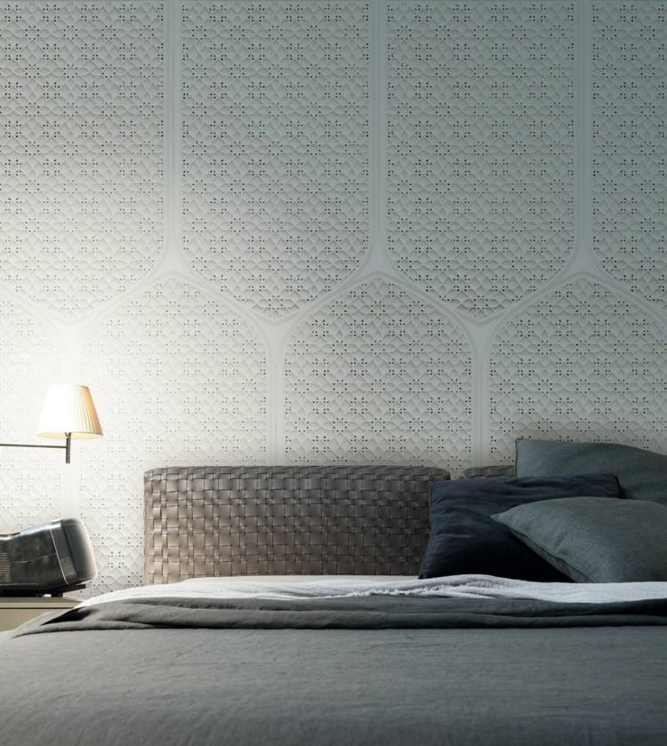 designer-papel de parede-quarto-motivo geométrico-branco-marrom-cama-cobertor-azul-travesseiros-TANGLE-Inkiostro-Bianco