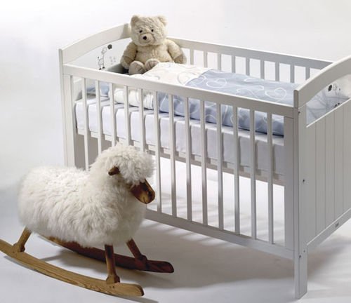 designs clássicos de cama de bebê akva para interiores elegantes