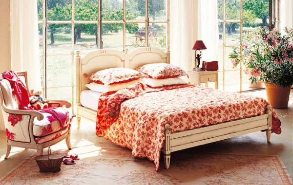 padrão floral branco cama moldura de madeira
