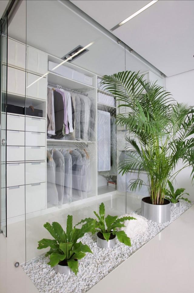 Vasos de metal de seixo branco para decoração de plantas de interior closet com parede de vidro