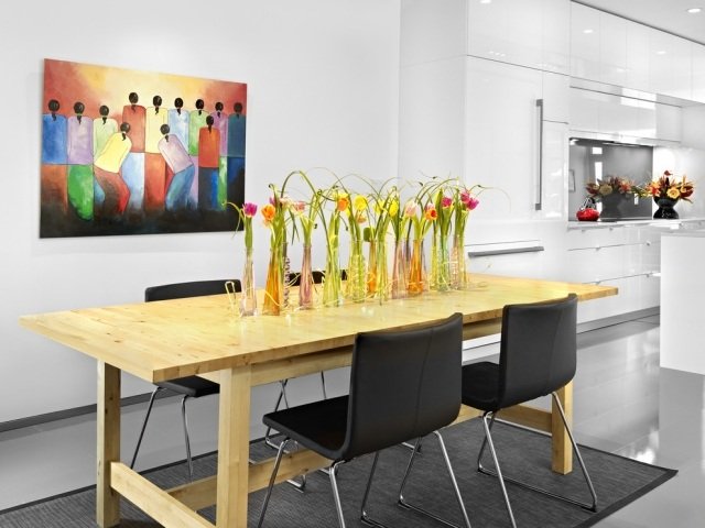flores de corte decoração vasos de vidro colorido mesa de jantar madeira alto brilho cozinha