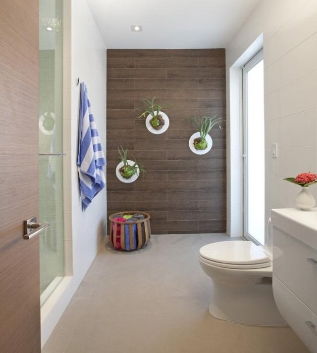 Decoração de plantas de interior, banheiro, azulejos modernos, aparência de madeira