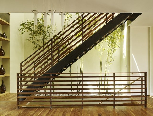 casa estrutura residencial estilo japão plantas de bambu decoração madeira escadas cascalho