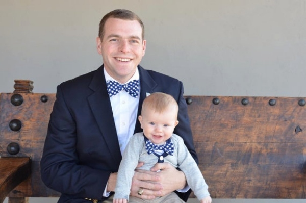 Pai-e-bebê-com-gravata-borboleta-azul-pontilhada-ideias-para-roupas-engraçadas