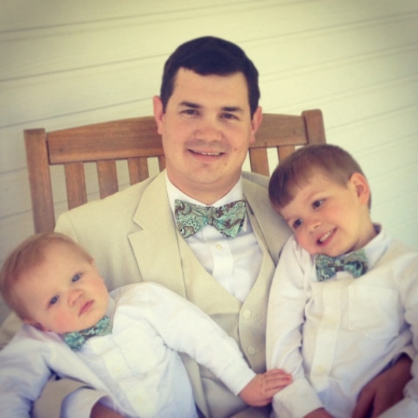 pai-filhos-pequenos-vestidos-de-ternos-de-gravata-idênticos